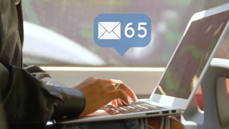 Expert en prospection B2B rédigeant une séquence d'emails